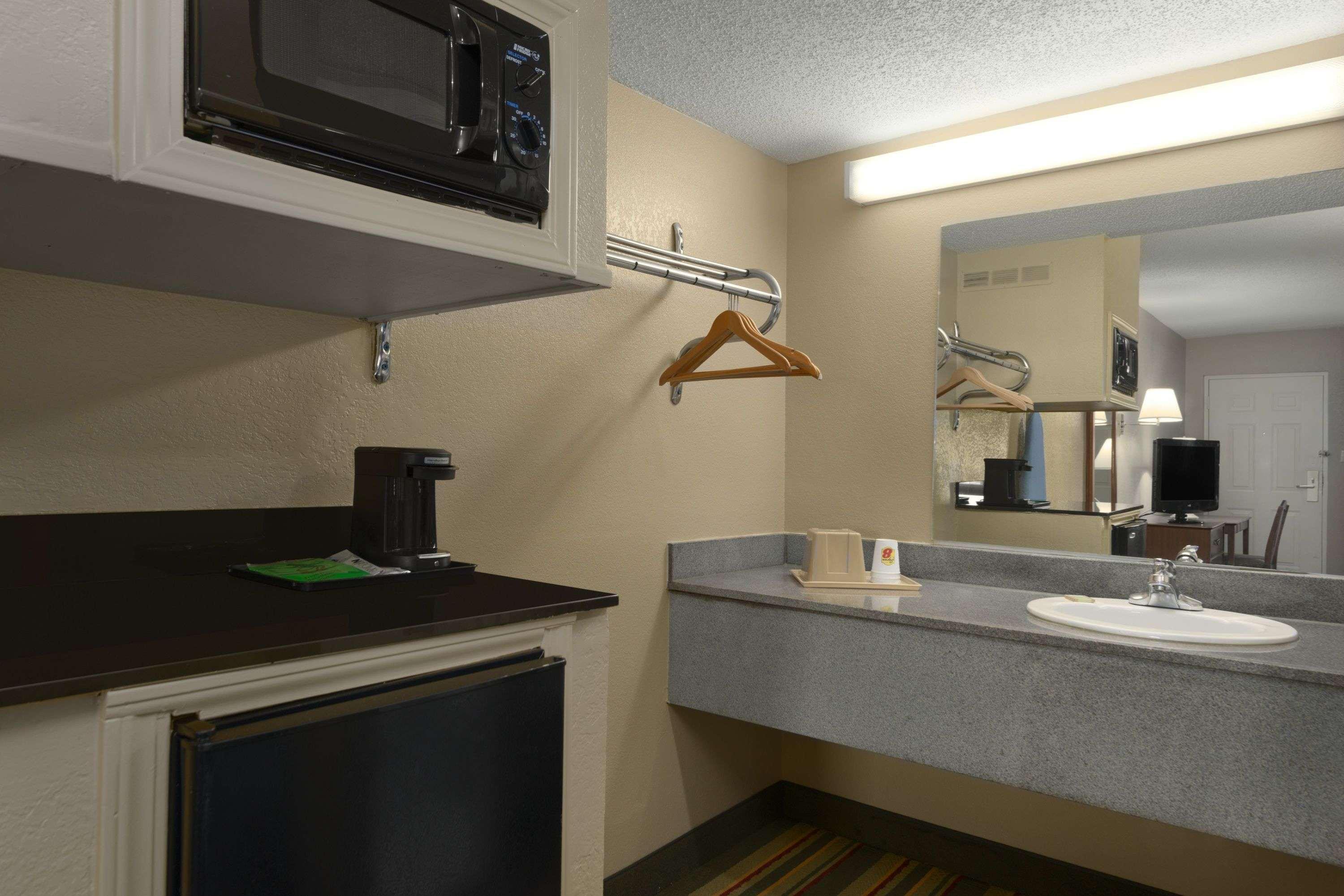 Super 8 By Wyndham Meridian Extérieur photo