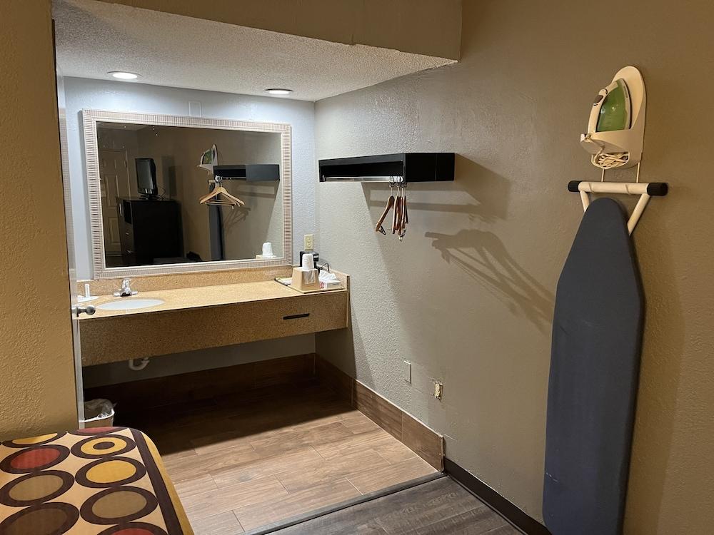 Super 8 By Wyndham Meridian Extérieur photo