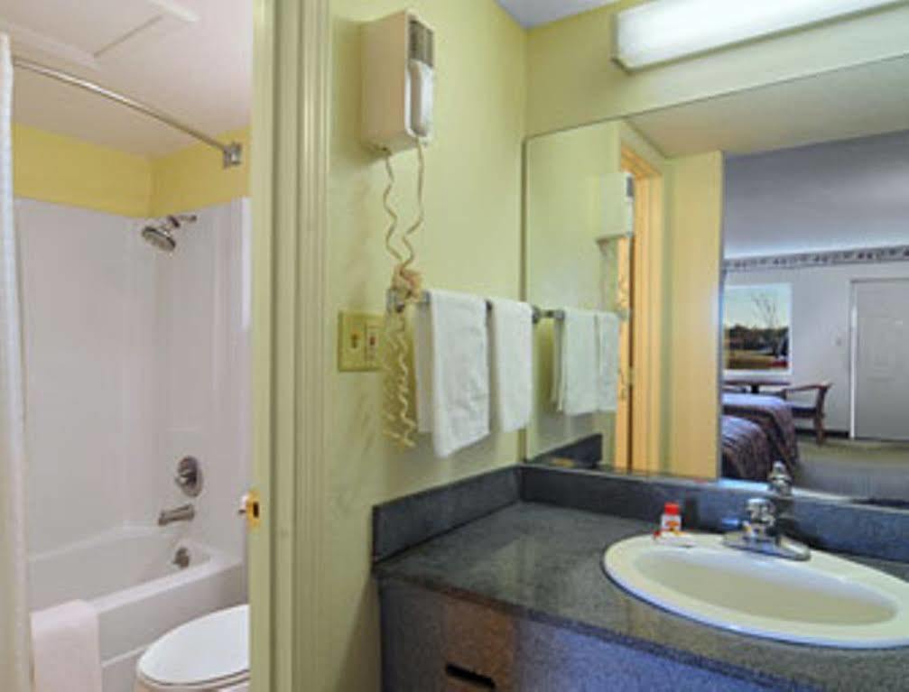 Super 8 By Wyndham Meridian Extérieur photo