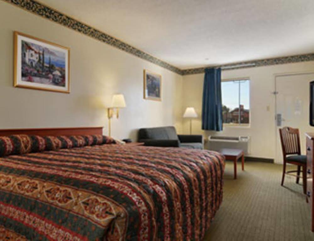Super 8 By Wyndham Meridian Extérieur photo